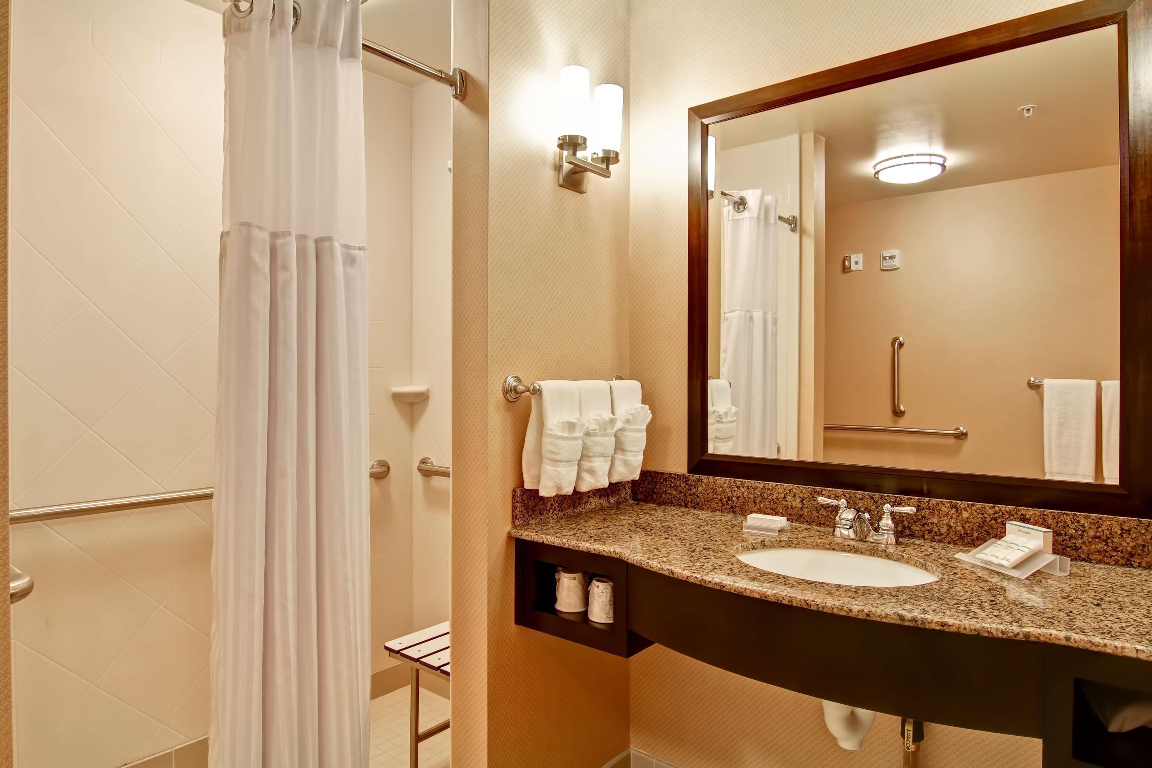 Hilton Garden Inn Woodbridge Eksteriør bilde