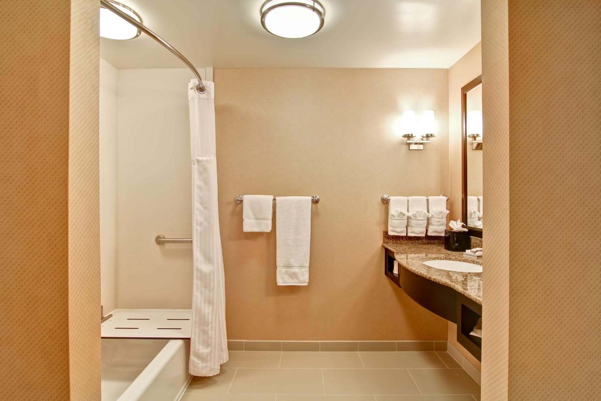 Hilton Garden Inn Woodbridge Eksteriør bilde