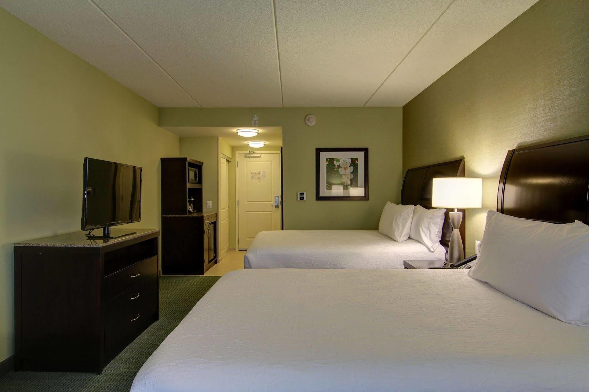 Hilton Garden Inn Woodbridge Eksteriør bilde