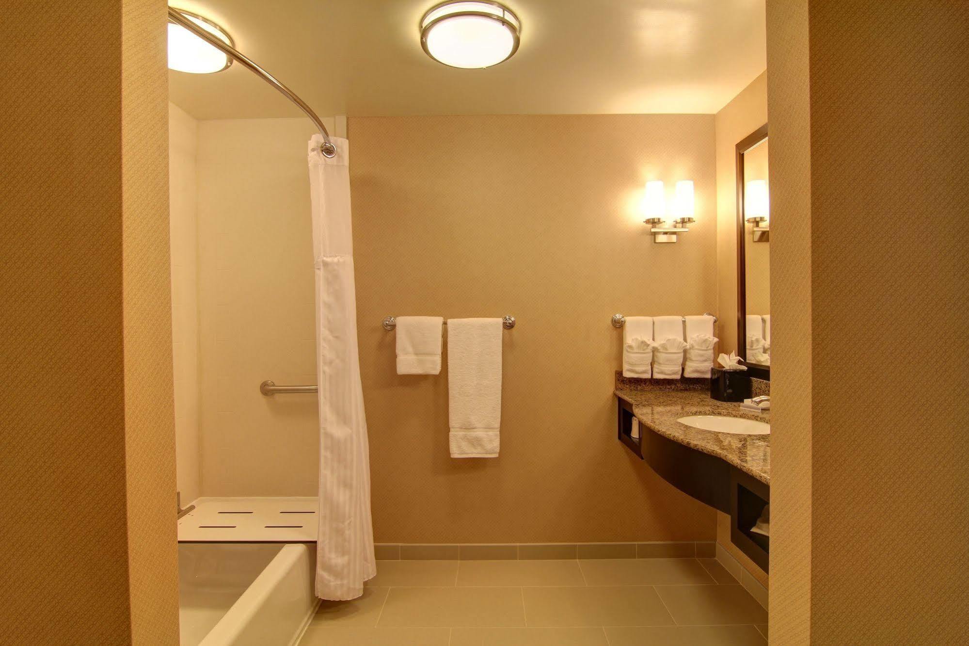 Hilton Garden Inn Woodbridge Eksteriør bilde