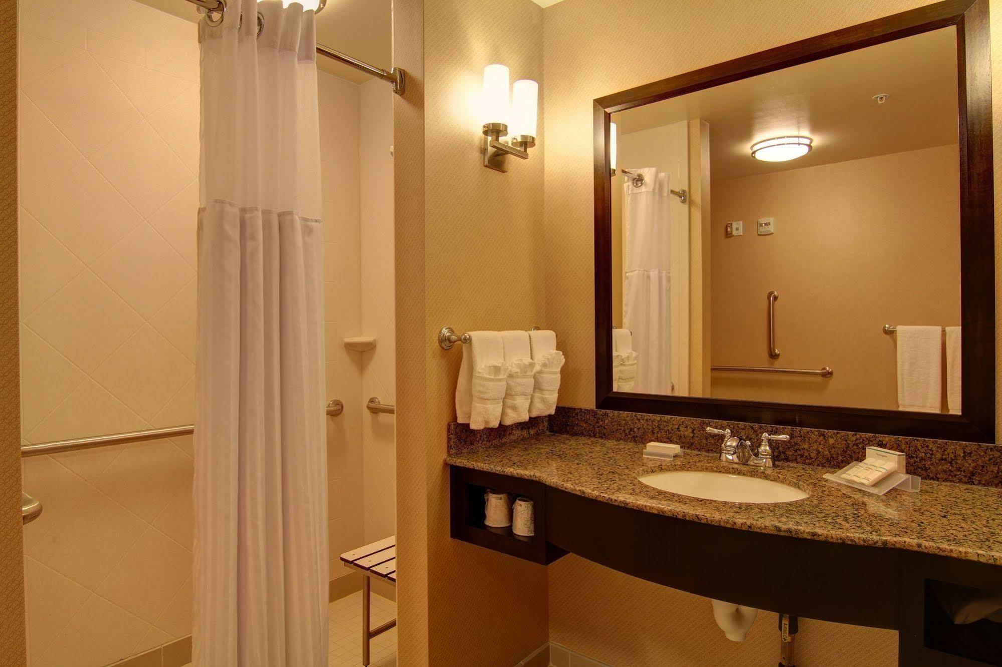 Hilton Garden Inn Woodbridge Eksteriør bilde