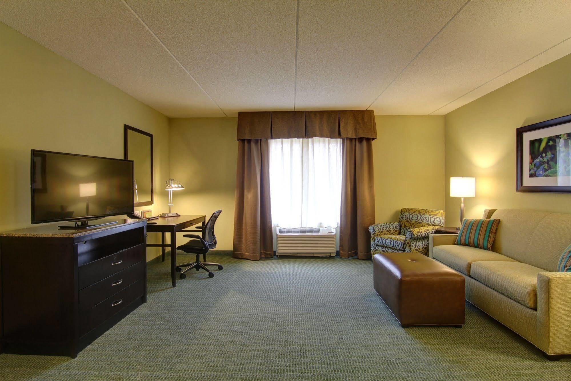 Hilton Garden Inn Woodbridge Eksteriør bilde